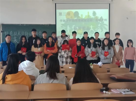 图片包含 人员, 室内, 人物, 群组

自动生成的说明