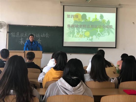 图片包含 人员, 群组, 人物, 墙壁

自动生成的说明